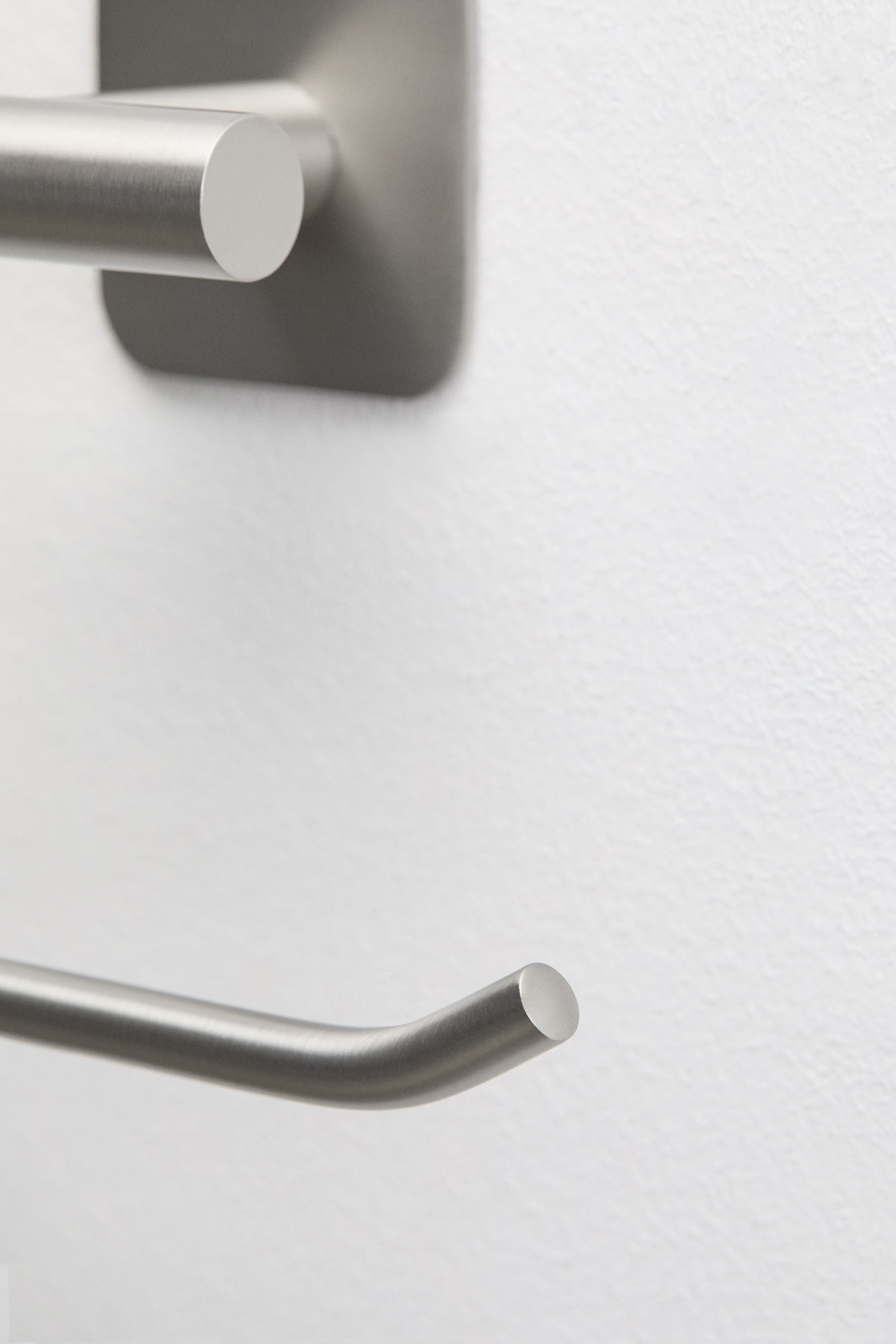 Porta-rolos adesivo para banheiro em aço inox Ondreli, imagem de galeria 4