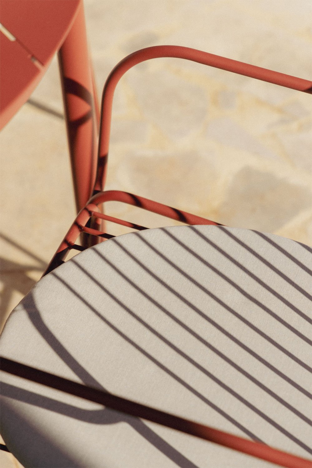 Conjunto de mesa redonda Ø110 cm em alumínio Elton e 4 cadeiras de jardim com apoios de braços em aço Anerina, imagem de galeria 2