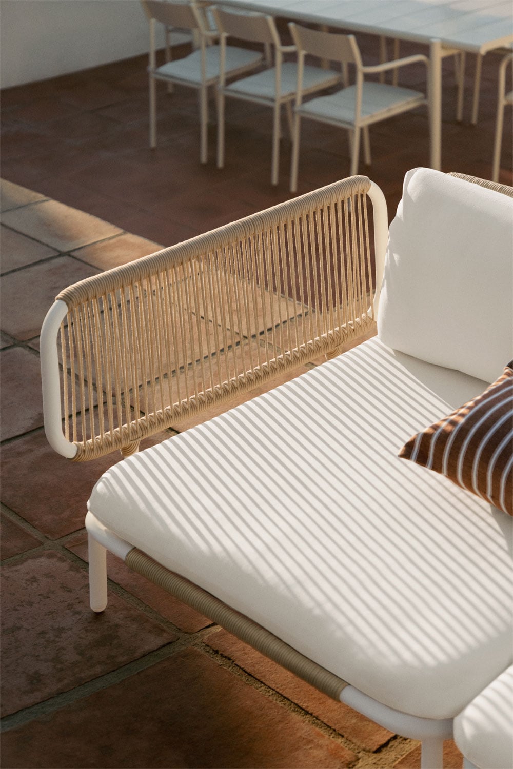 Conjunto de jardim com sofá modular de 3 peças com 2 módulos de canto e mesa de centro em aço Roubly, imagem de galeria 2