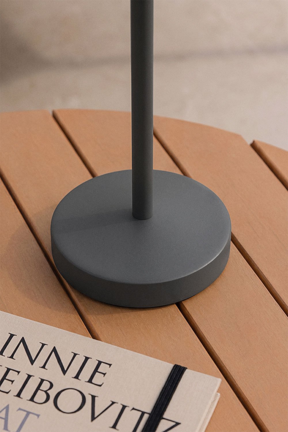 Lâmpada de mesa LED sem fios para exterior em ferro Zuniga, imagem de galeria 2