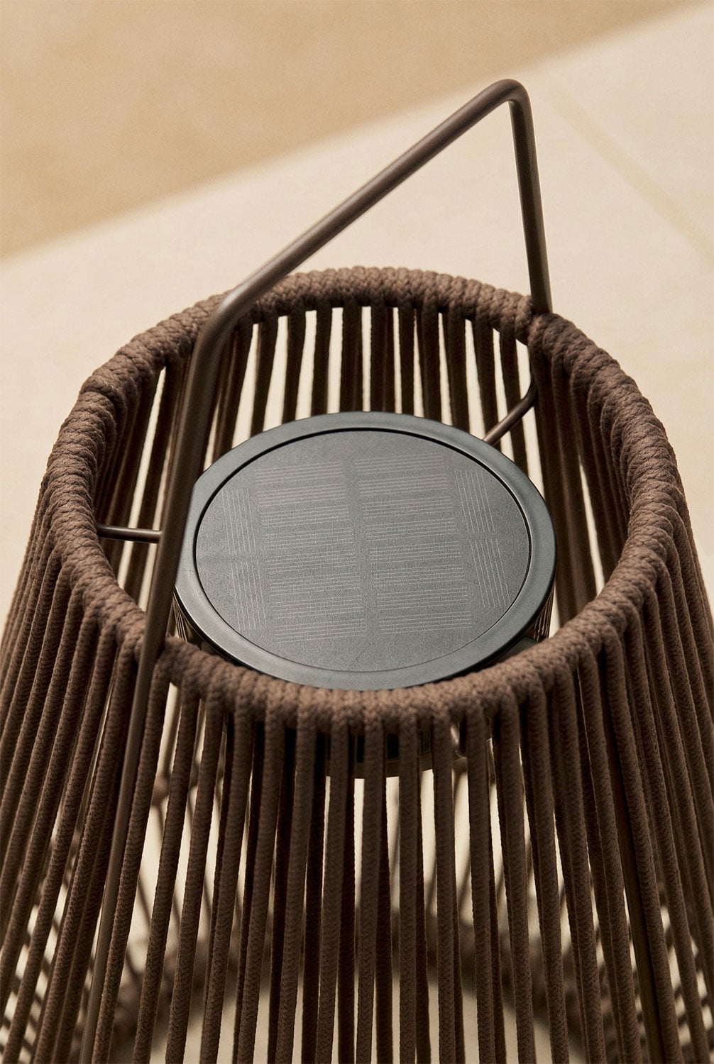 Conjunto de 2 lâmpadas de mesa solares LED sem fios para exterior em ferro e corda trançada Liberian, imagem de galeria 2