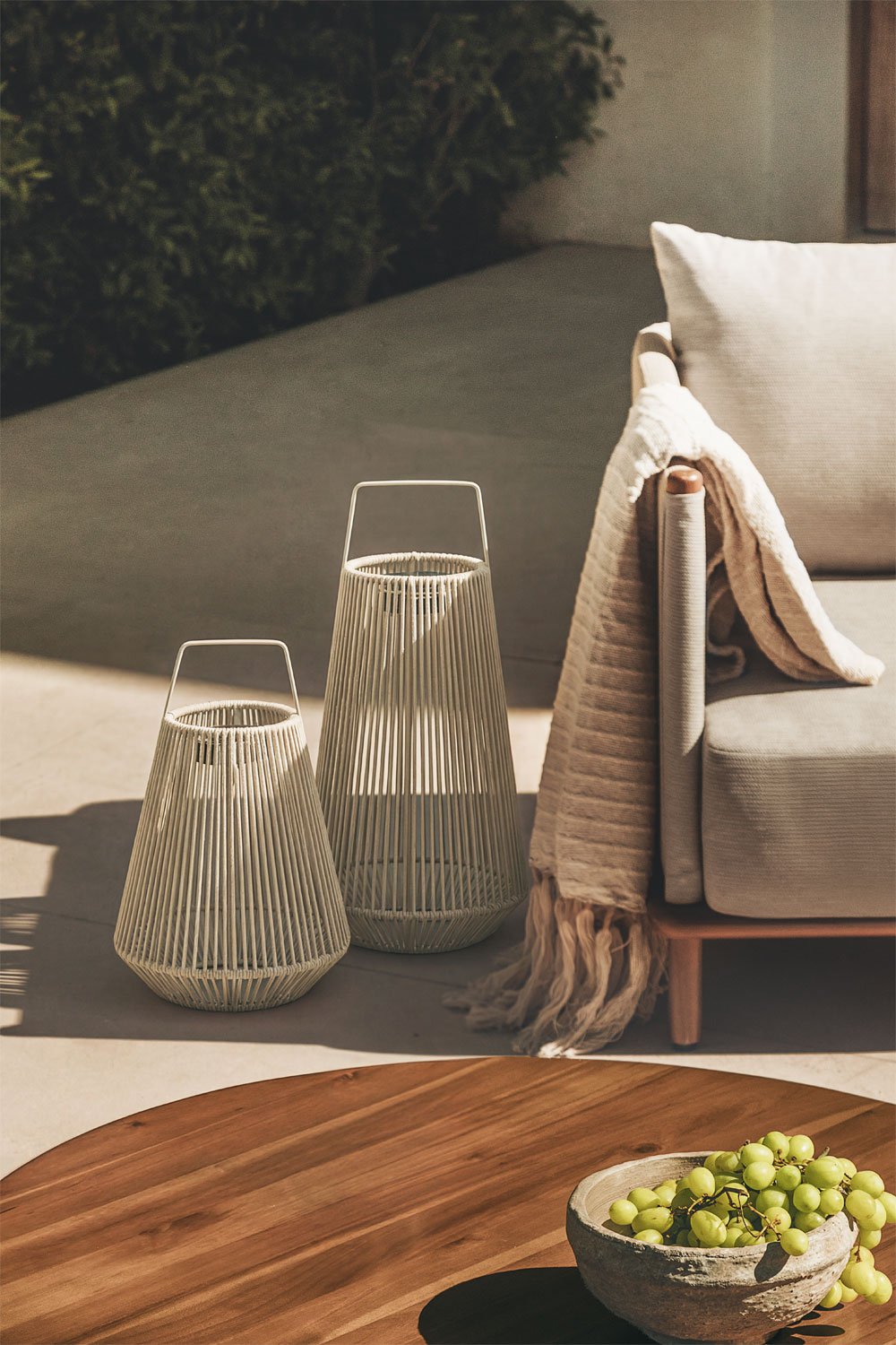 Conjunto de 2 lâmpadas de mesa solares LED sem fios para exterior em ferro e corda trançada Liberian, imagem de galeria 1
