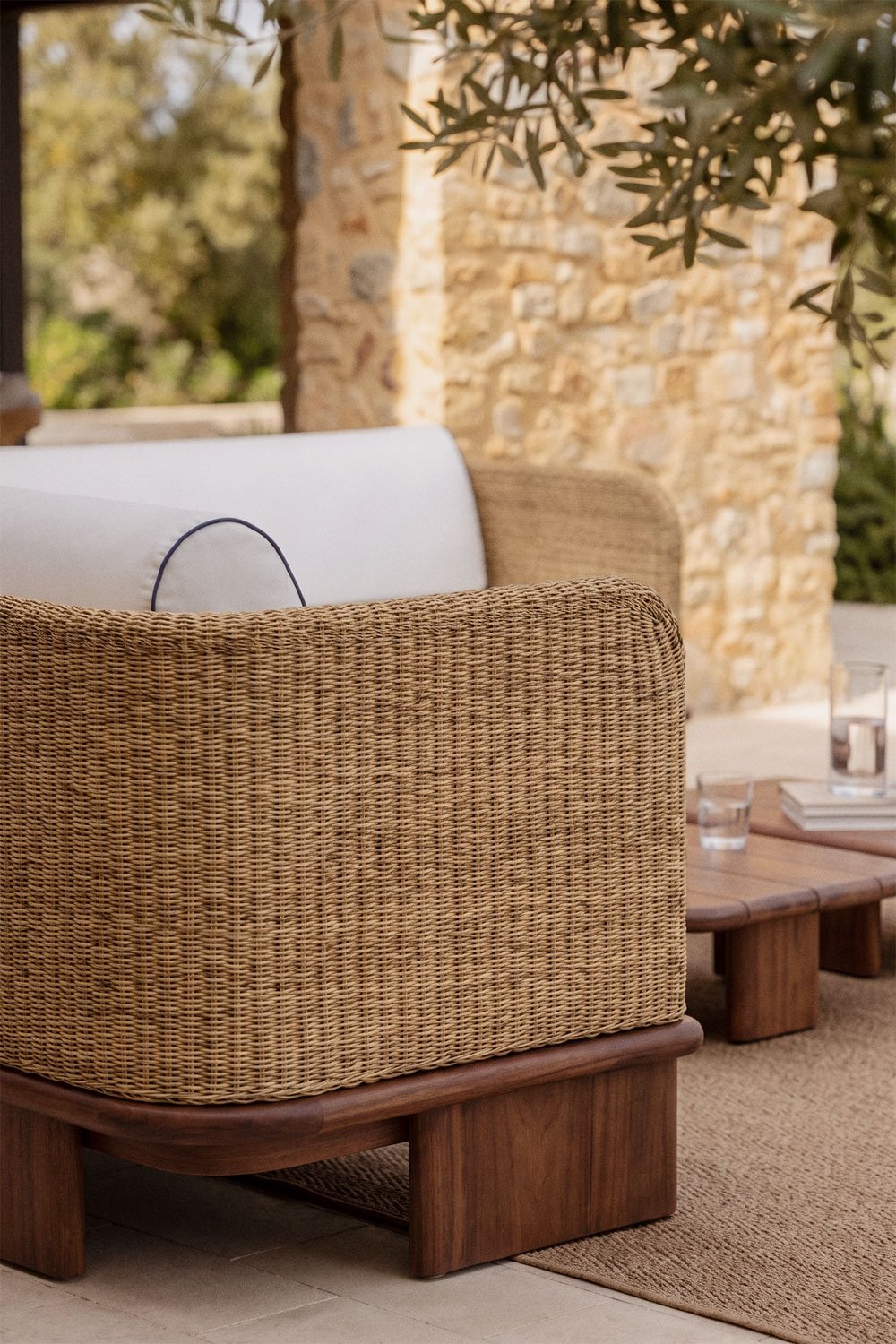Conjunto de jardim com sofá de 3 lugares, 2 poltronas e 2 mesas de centro 70x70 cm em rattan e madeira de acácia Famara, imagem de galeria 2