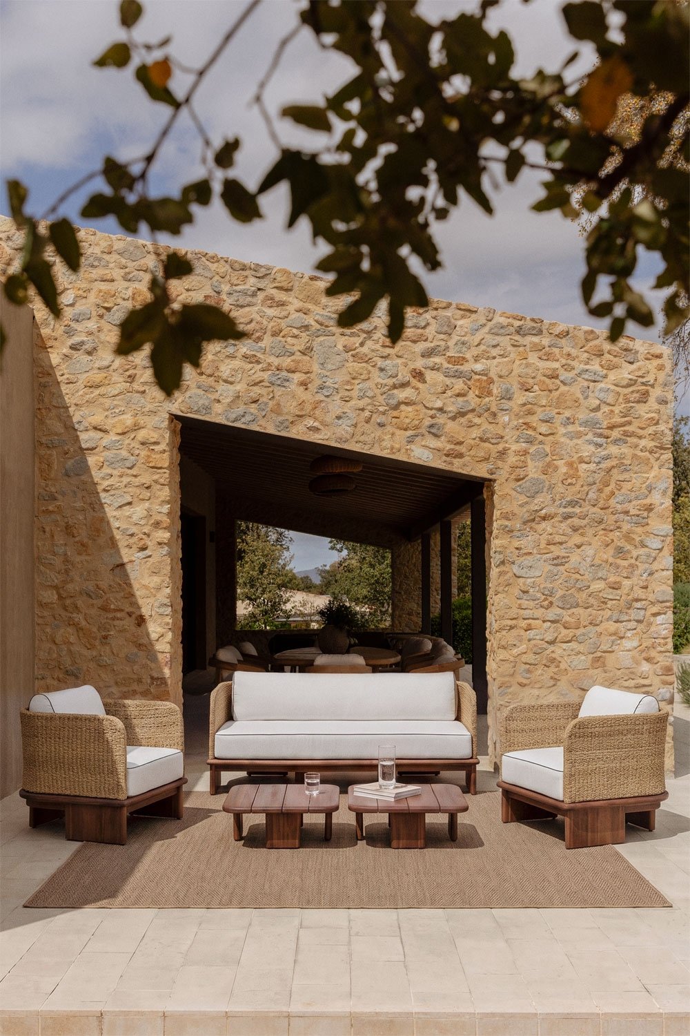 Conjunto de jardim com sofá de 3 lugares, 2 poltronas e 2 mesas de centro 70x70 cm em rattan e madeira de acácia Famara, imagem de galeria 1