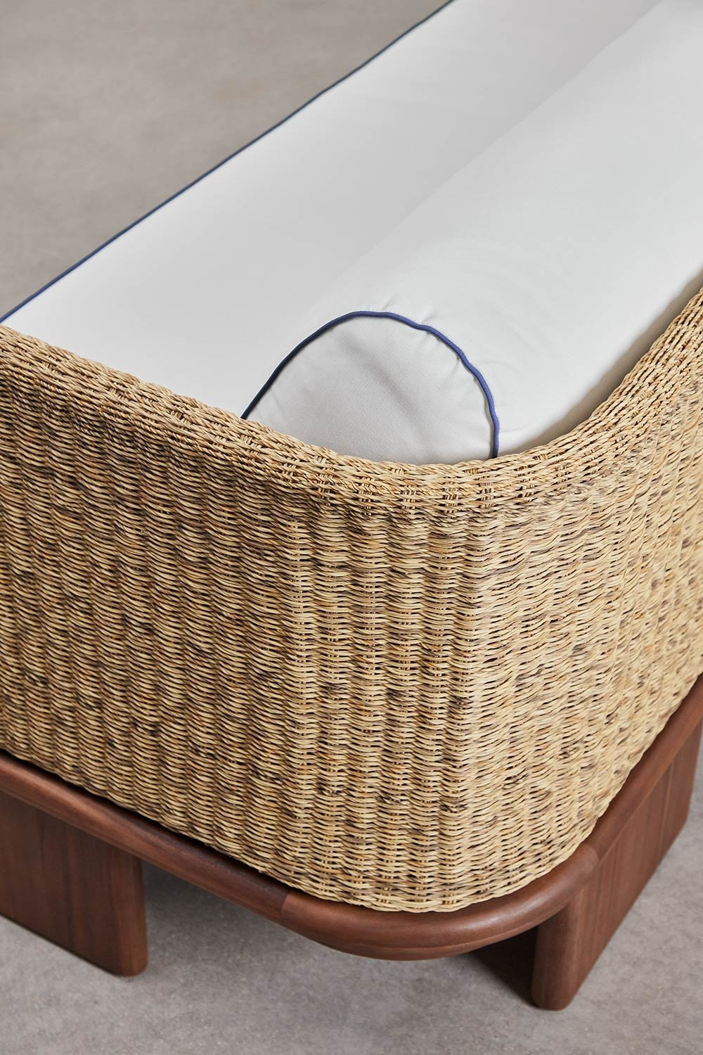 Conjunto de sala com sofá de 3 lugares, 2 poltronas e 2 mesas de centro 70x70 cm em rattan e madeira de acácia Famara, imagem de galeria 6