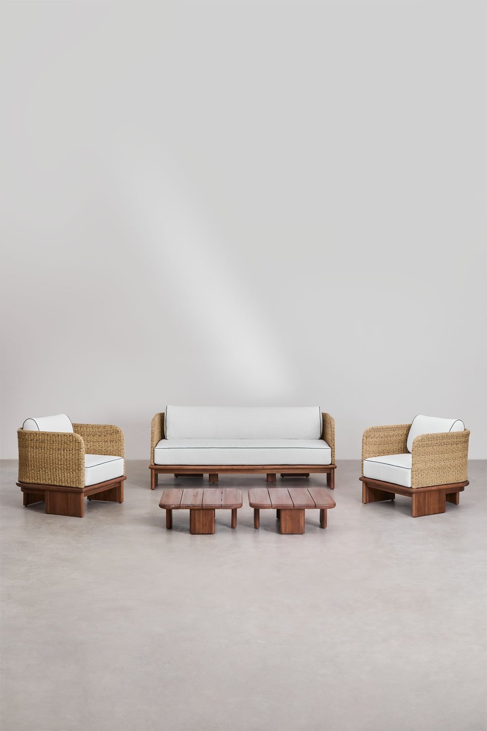 Conjunto de sala com sofá de 3 lugares, 2 poltronas e 2 mesas de centro 70x70 cm em rattan e madeira de acácia Famara, imagem de galeria 3