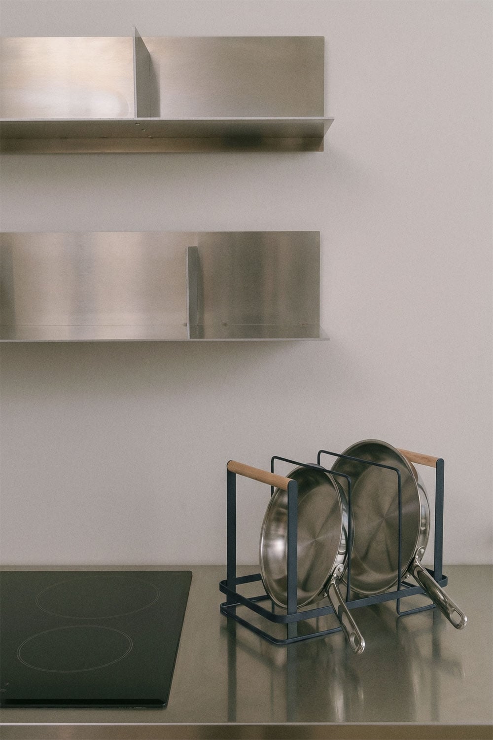 Organizador de frigideiras em ferro e madeira de borracha Celine, imagem de galeria 1