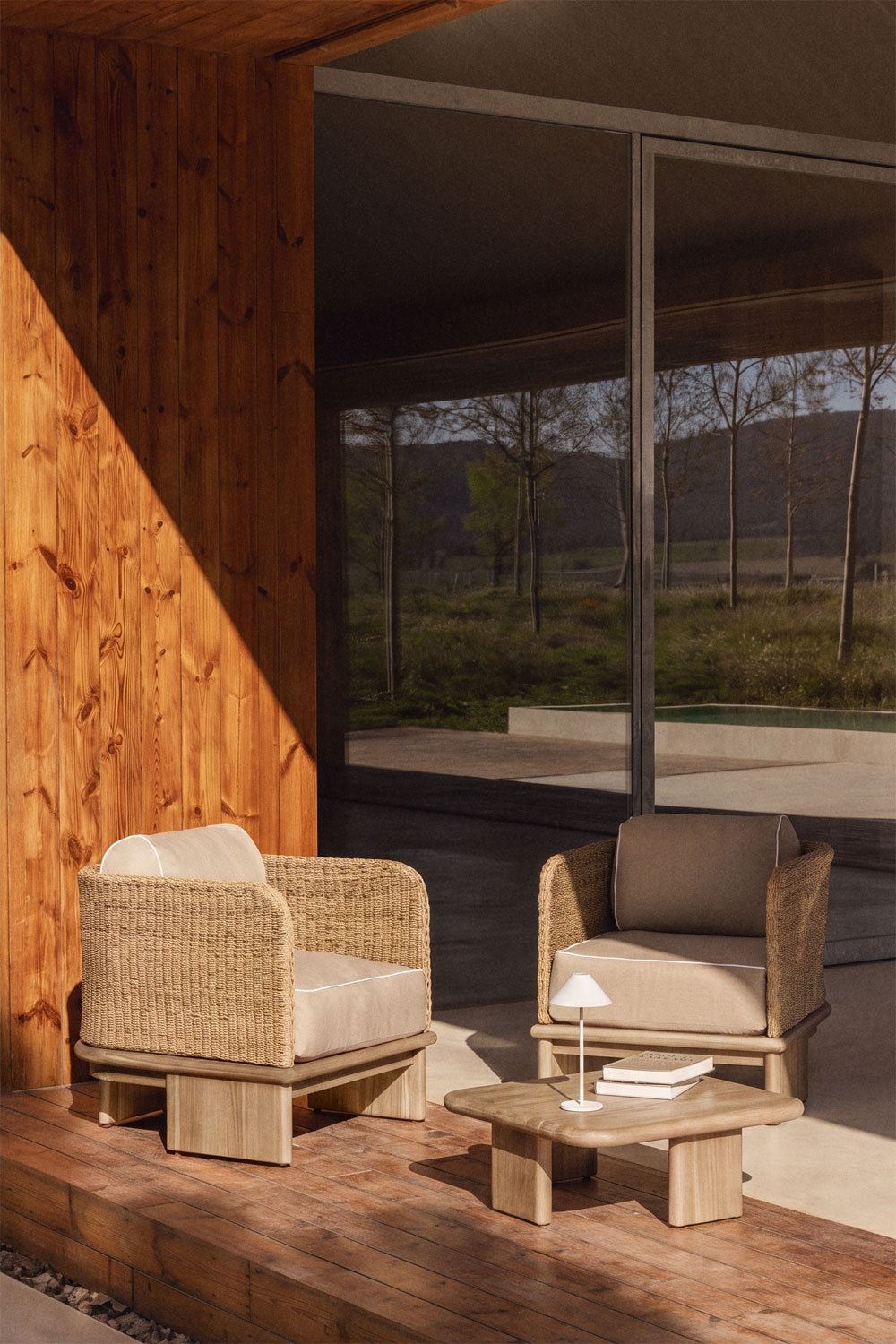 Conjunto de jardim com 2 poltronas e mesa de centro quadrada 70x70 cm em rattan e madeira de acácia Famara, imagem de galeria 1