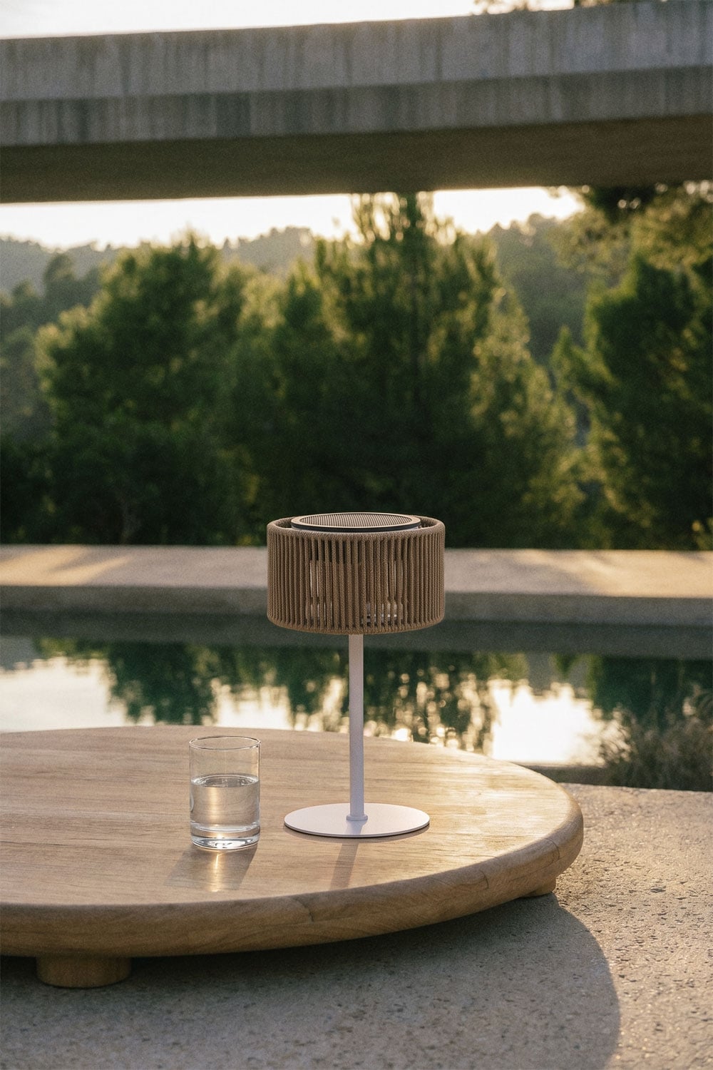 Lâmpada de mesa solar LED sem fios para exterior em ferro e corda trançada Krabi, imagem de galeria 1