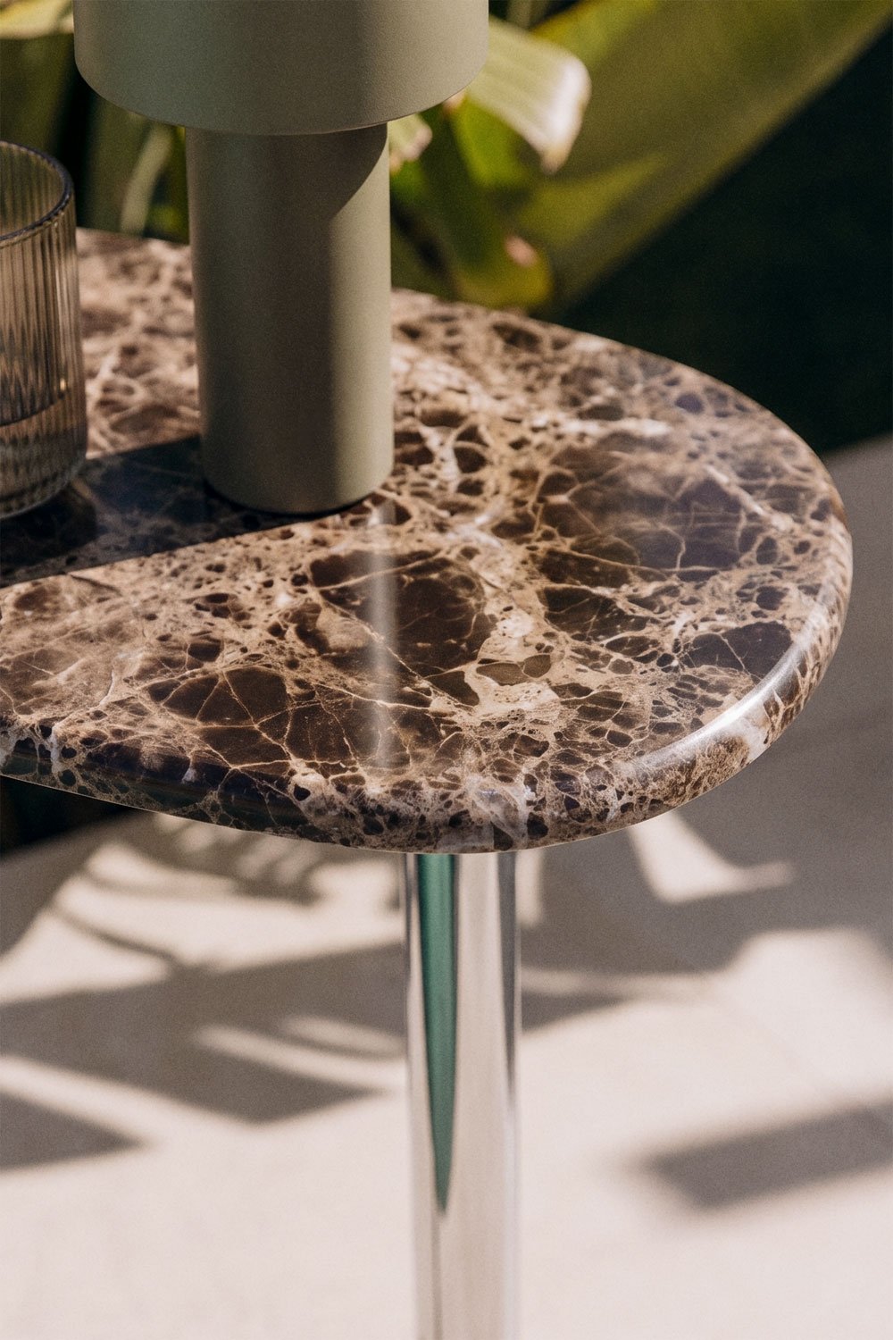 Mesa auxiliar para jardim oval 45x25 cm em aço inoxidável e mármore Lumair, imagem de galeria 2