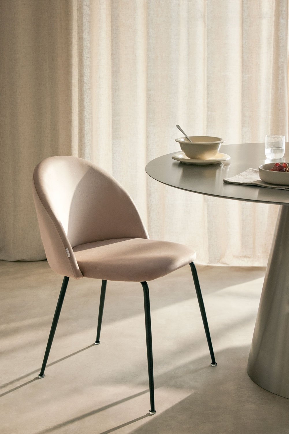 Cadeira de jantar estofada e em aço Kana Design, imagem de galeria 1