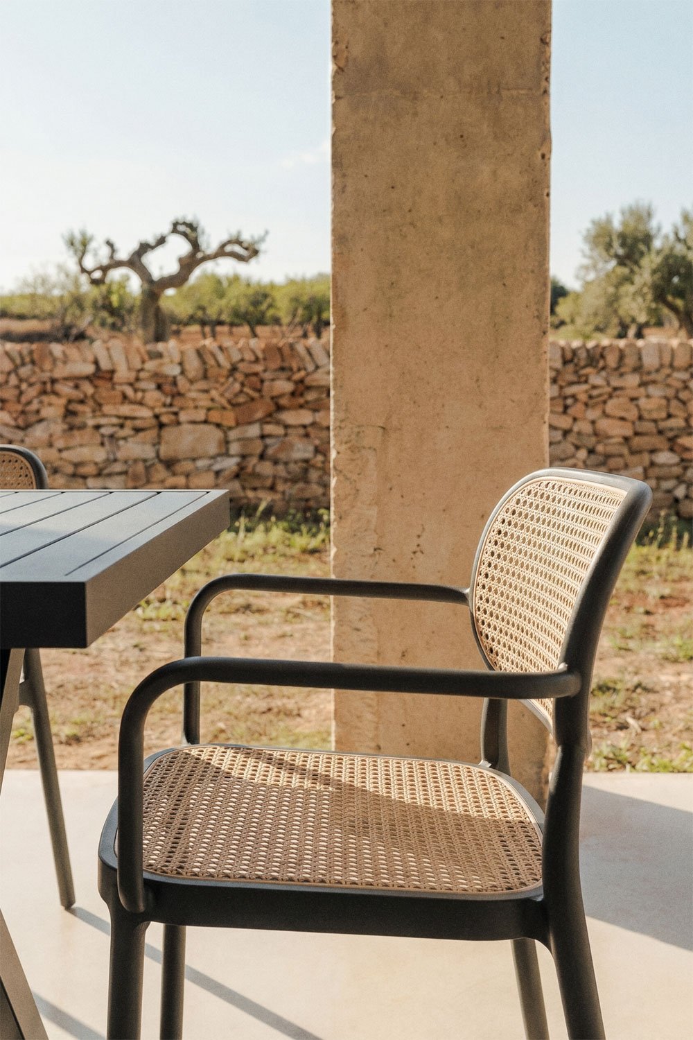 Conjunto de mesa retangular extensível Karena 180-240x90 cm e 6 cadeiras de jardim empilháveis com apoios de braços Omara, imagem de galeria 2