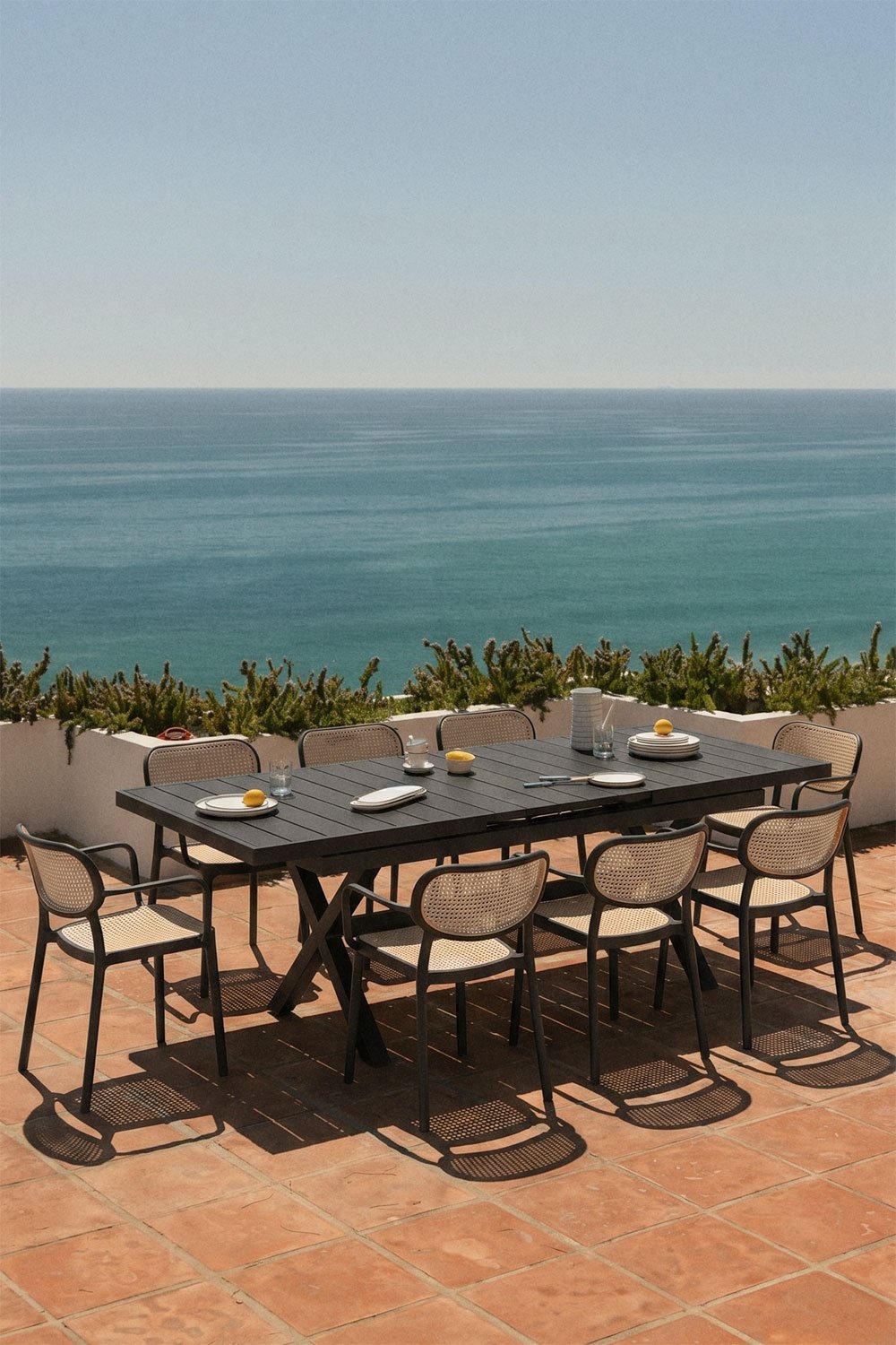 Conjunto mesa rectangular 180-240x90 cm extensível alumínio Karena e 8 cadeiras de jardim empilháveis com braços Omara, imagem de galeria 1