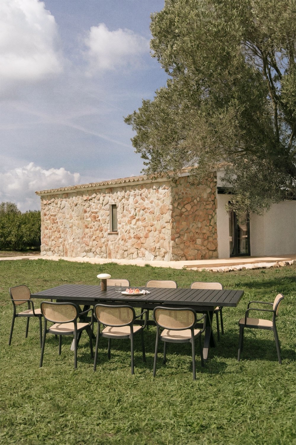 Conjunto de mesa retangular extensível Karena 240-300x100 cm e 8 cadeiras de jardim empilháveis com apoios de braços Omara, imagem de galeria 12