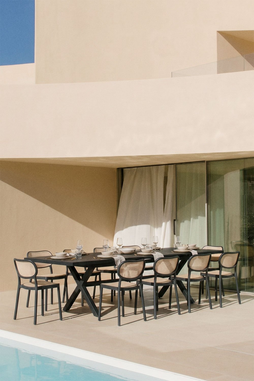Conjunto de mesa retangular extensível 240-300x100 cm em alumínio Karena e 10 cadeiras de jardim empilháveis em polipropileno Om, imagem de galeria 12