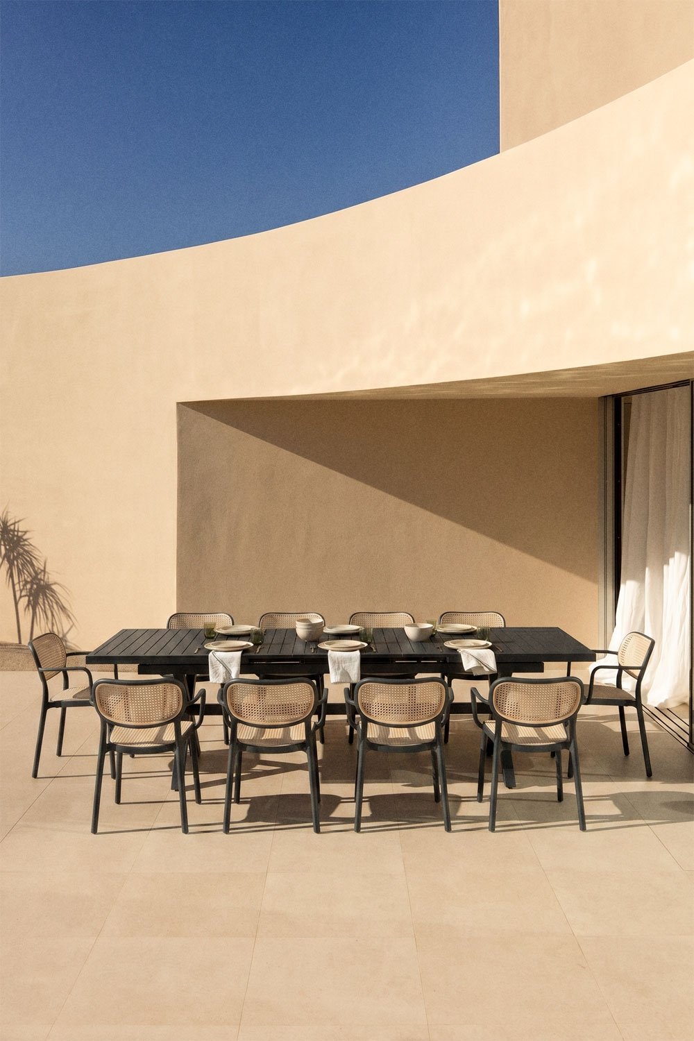 Conjunto de mesa retangular extensível Karena 240-300x100 cm e 10 cadeiras de jardim empilháveis com apoios de braços Omara, imagem de galeria 12