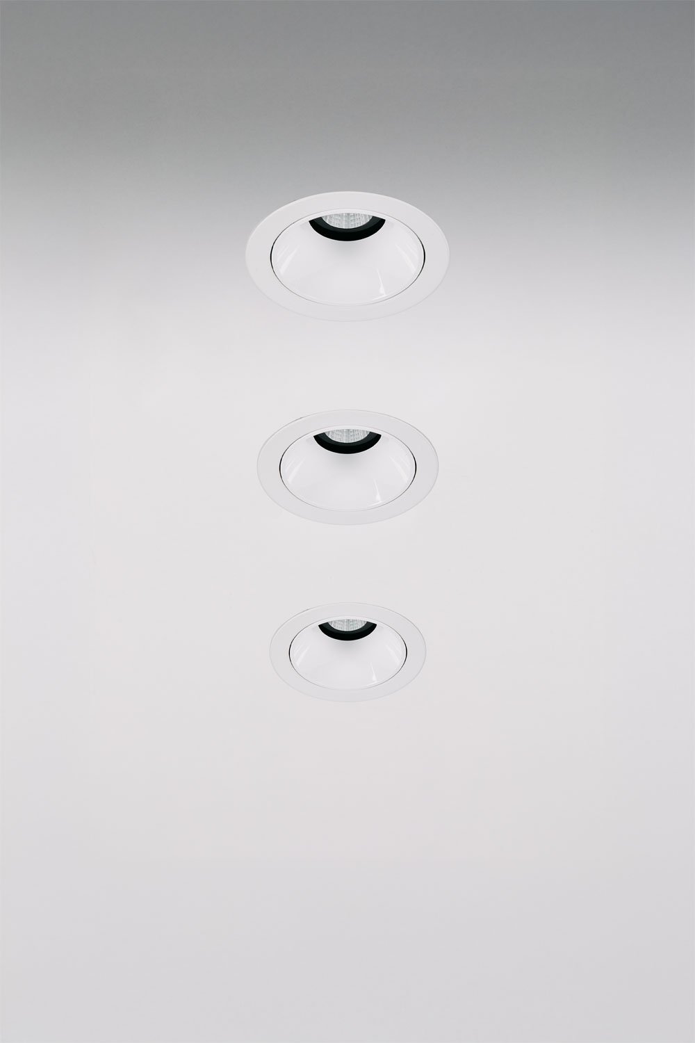 Pack de 3 downlights LED embutidos com molduras redondas Ø7 cm em alumínio Orelva, imagen de galeria 1