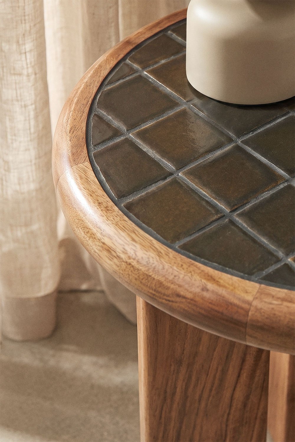 Mesa de cabeceira Ø40 cm em azulejos e madeira de acácia Aitana, imagem de galeria 2