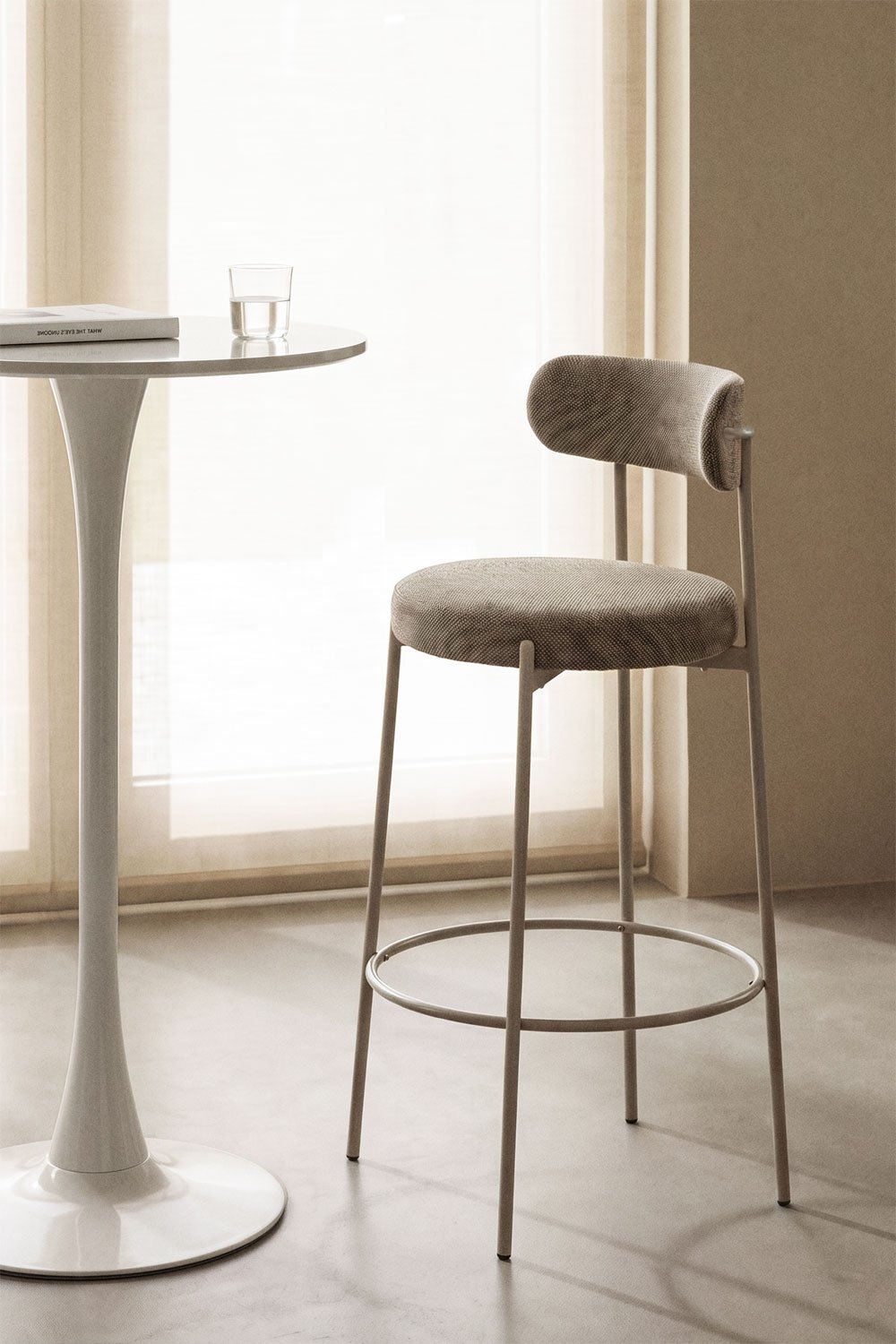 Banqueta alta com encosto em tecido bouclé Brim, imagem de galeria 1