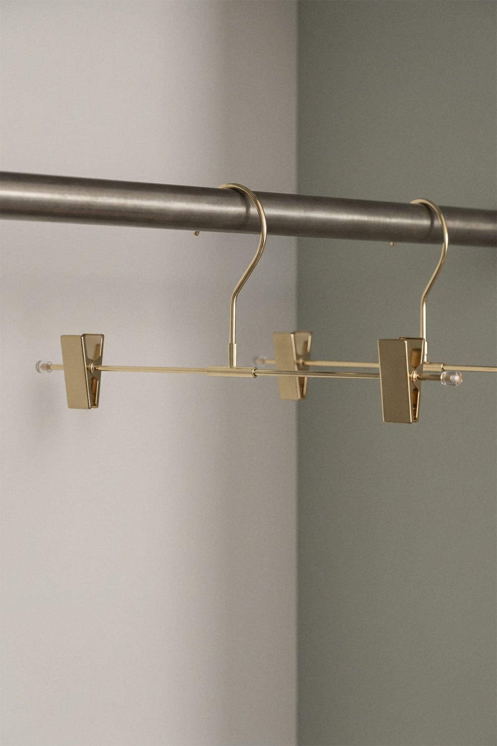 Pack de 6 cabides com pinça em aço Gärde, imagem de galeria 1