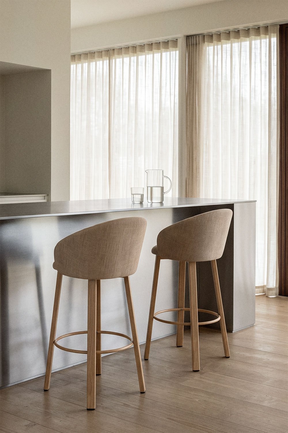 Banqueta alta estofada Nairea, imagem de galeria 1
