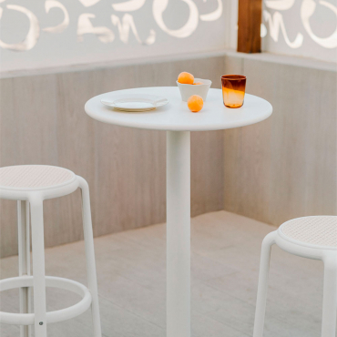 Mizzi Round Metal High Table Set (ø60 Cm) And 2 Omara High Garden Stools Gardenia White - Sklum
