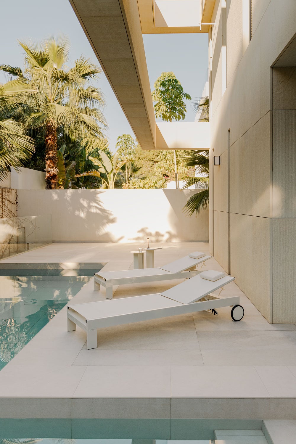 Reclining aluminum sun lounger with Akelia cushion - SKLUM