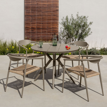 Valerie Round Aluminum Table Set (ø100 Cm) And 4 Marsha Garden Chairs With Armrests In Aluminum And Synthetic Rattan Brown Frappé - Sklum