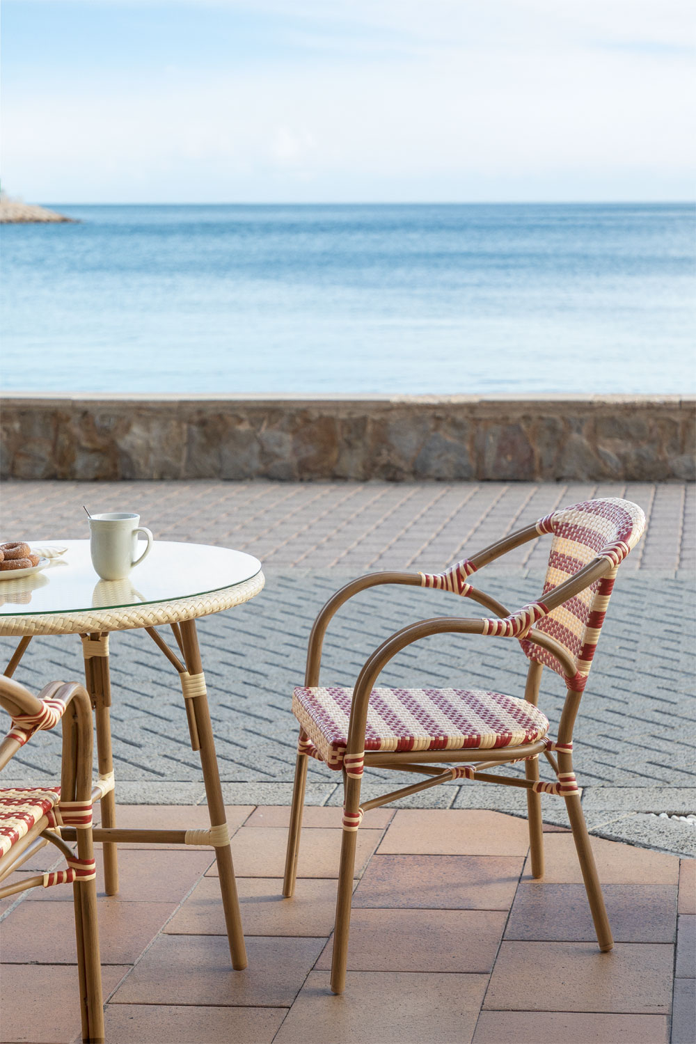 Stackable garden chair with armrests in synthetic rattan and