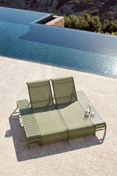 Set of 2 reclining loungers and 2 Marietta steel side tables