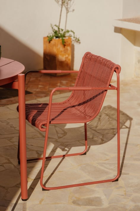 Stackable garden chair with armrests in synthetic wicker and steel Revia - Terracota