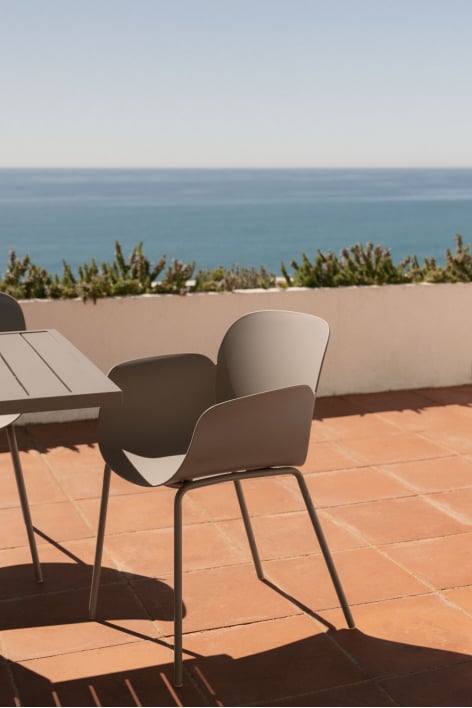 Lynette garden chair with armrests in polypropylene and steel - Moka Brown