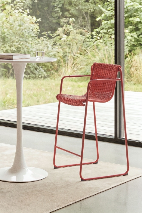 Stackable high stool with armrests in synthetic rattan and steel Revia - Terracota