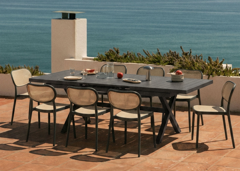 Rectangular extendable table set 180-240x90 cm in aluminum Karena and 8 stackable garden chairs in polypropylene Omara