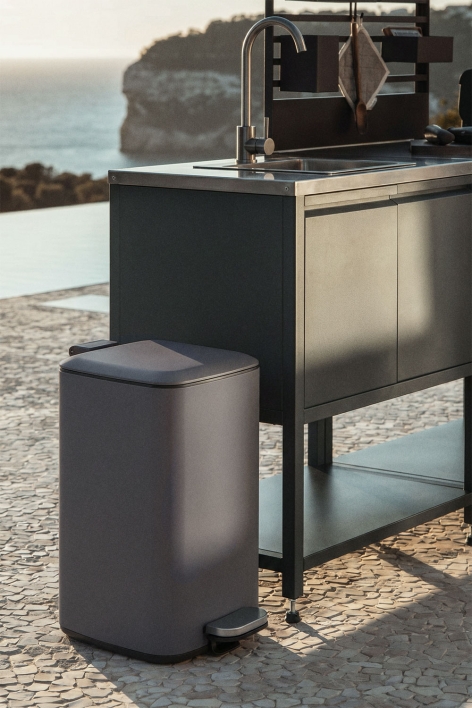 Outdoor pedal bin in Sosuina steel