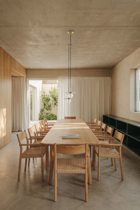 Extendable dining table set 220-320x95 cm Treveris and 12 dining chairs in oak wood and braided rope Mara
