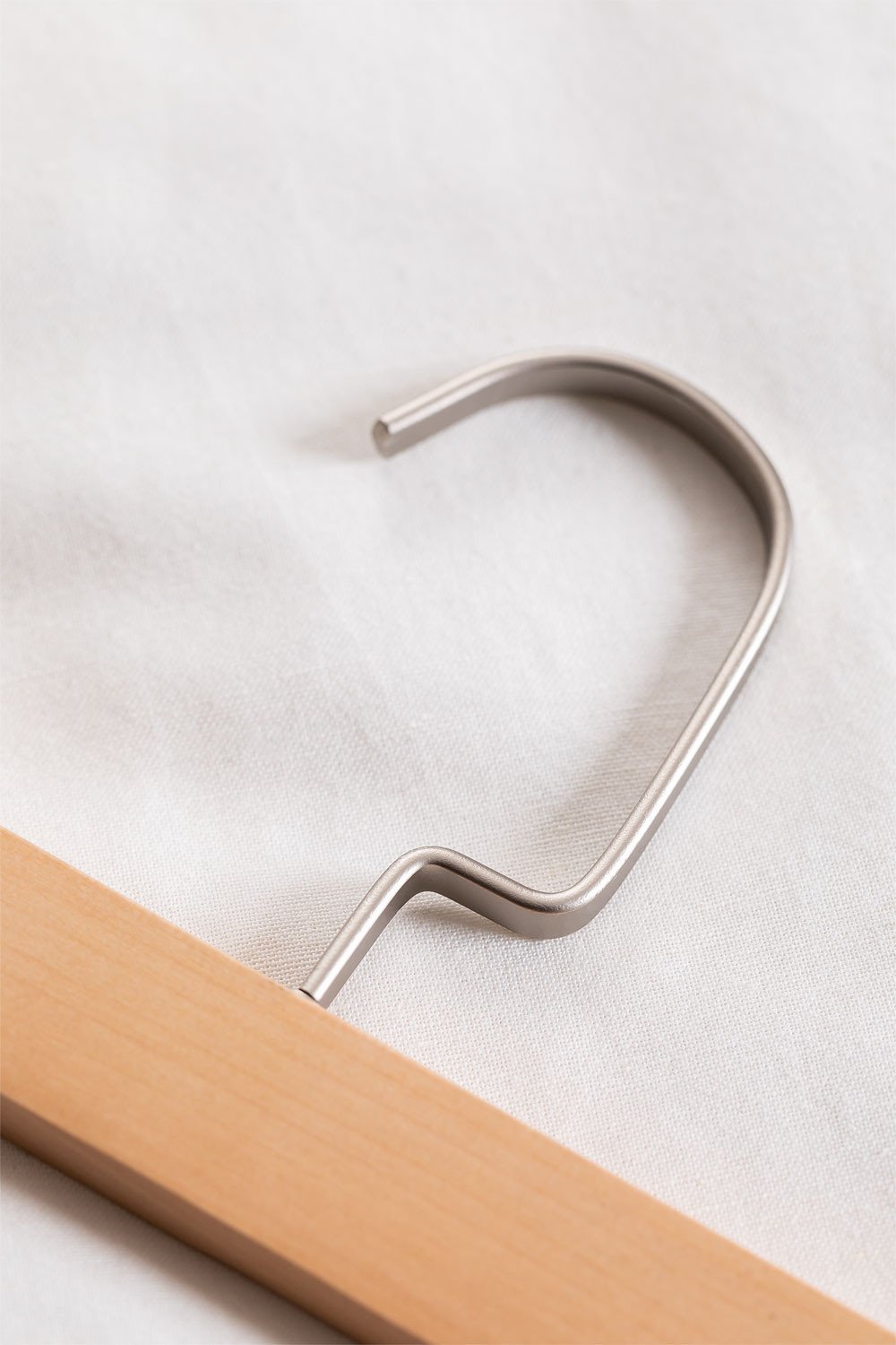 Set of 6 Wooden Hangers with Clip Rita, gallery image 3