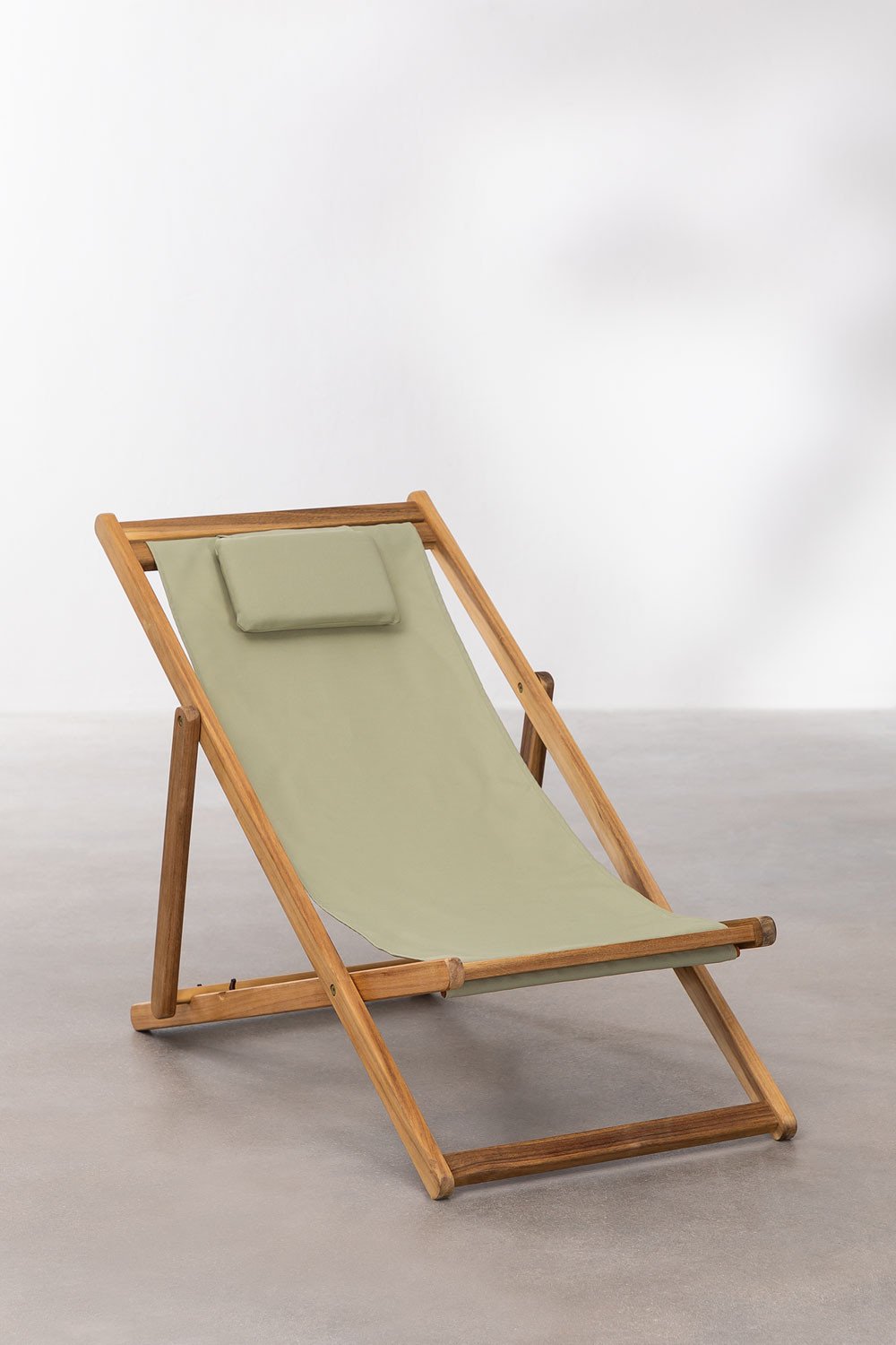 Beach chair with deals cushion