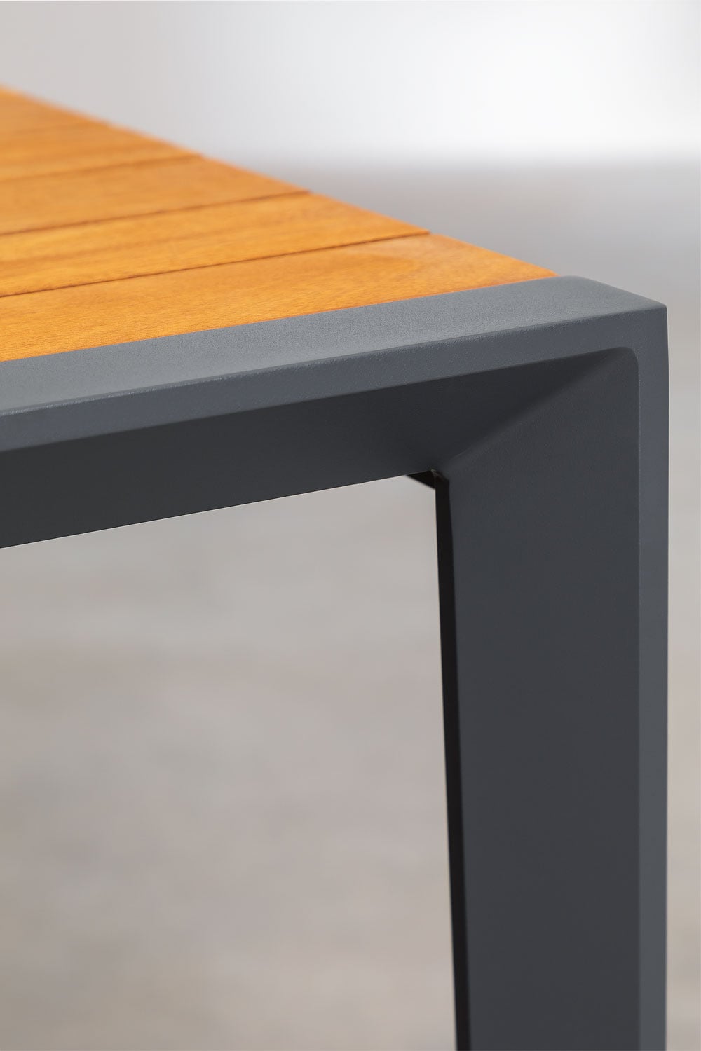 Archer Classic eucalyptus wood and aluminum garden table, gallery image 4