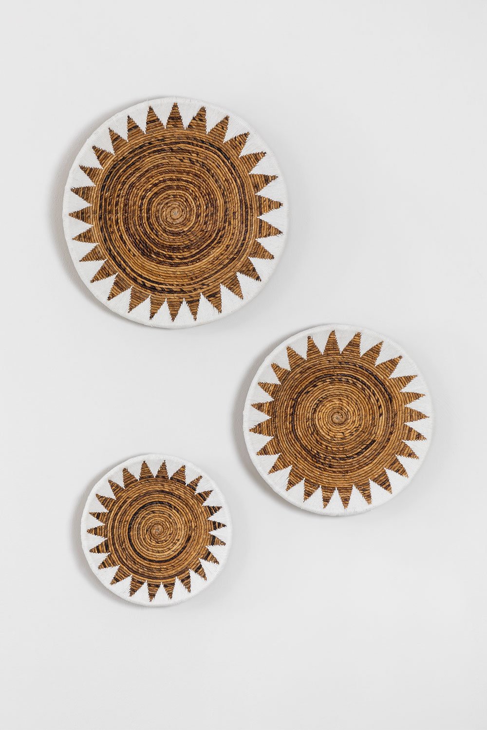 Set of 3 Decorative Plates Aleiso, gallery image 2