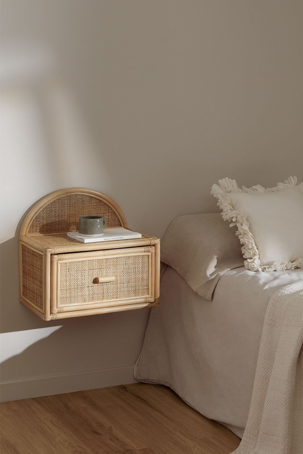 Floating Bedside Table in Rattan Yivisc, gallery image 1