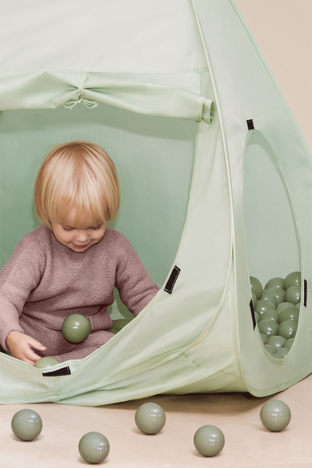 Pack and play store tent