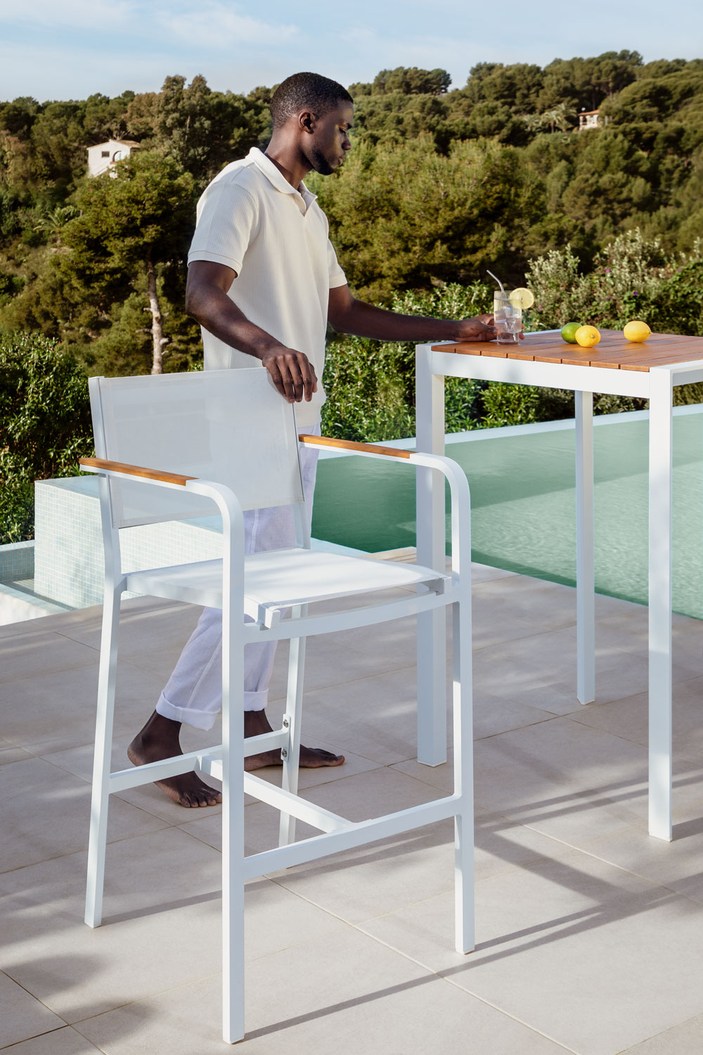 Outdoor aluminium bar deals table