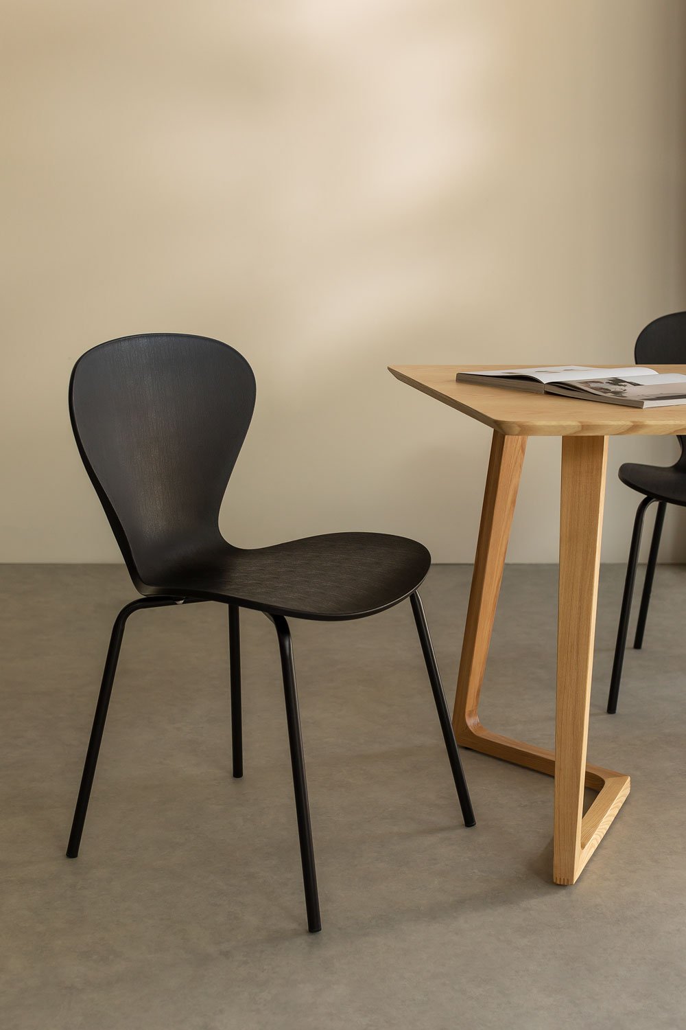 Uit pack of 4 stackable dining chairs, gallery image 1