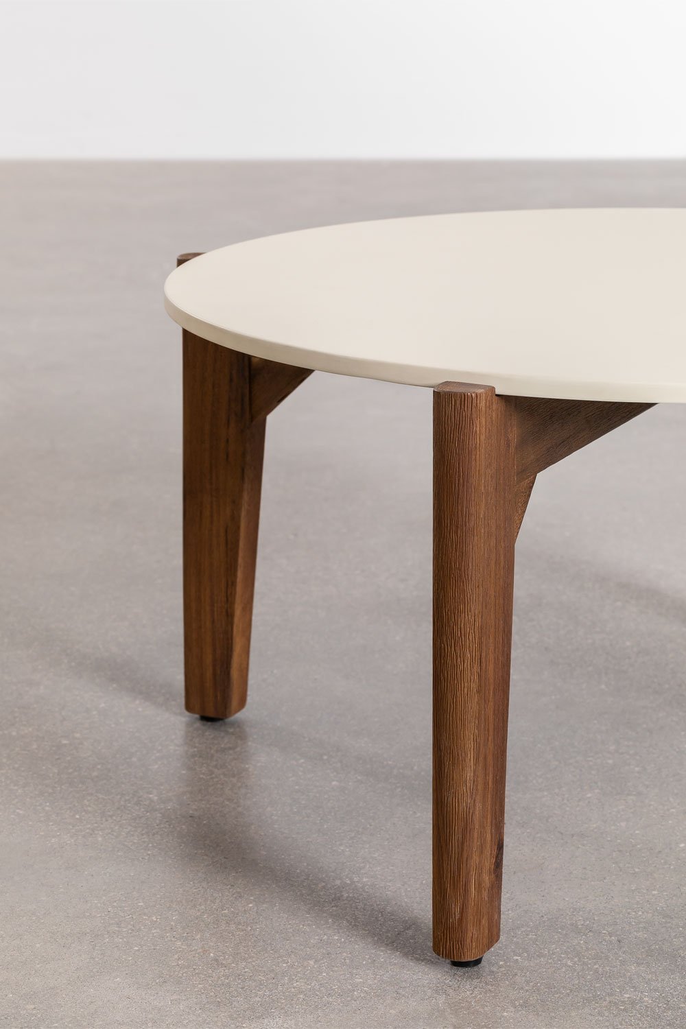 Round garden coffee table in cement and acacia wood Xajul, gallery image 3