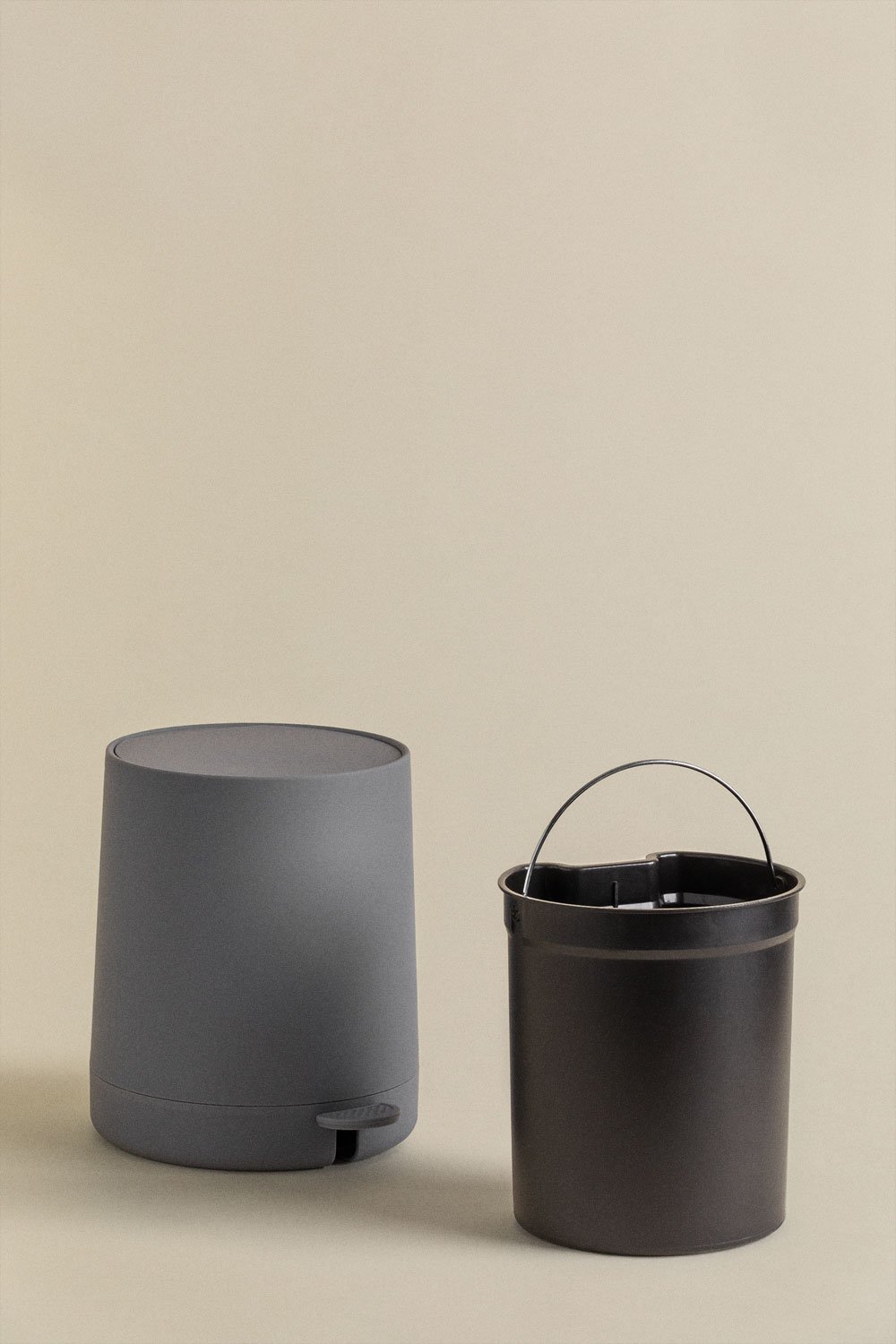 Garanis Trash Can with Lid and Pedal, gallery image 5