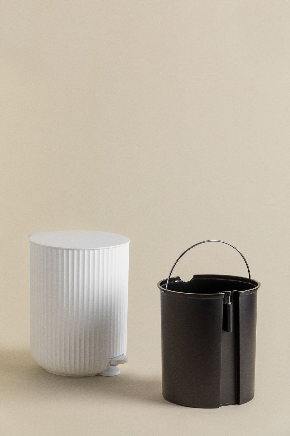 Vernon Trash Can with Lid and Pedal, gallery image 5