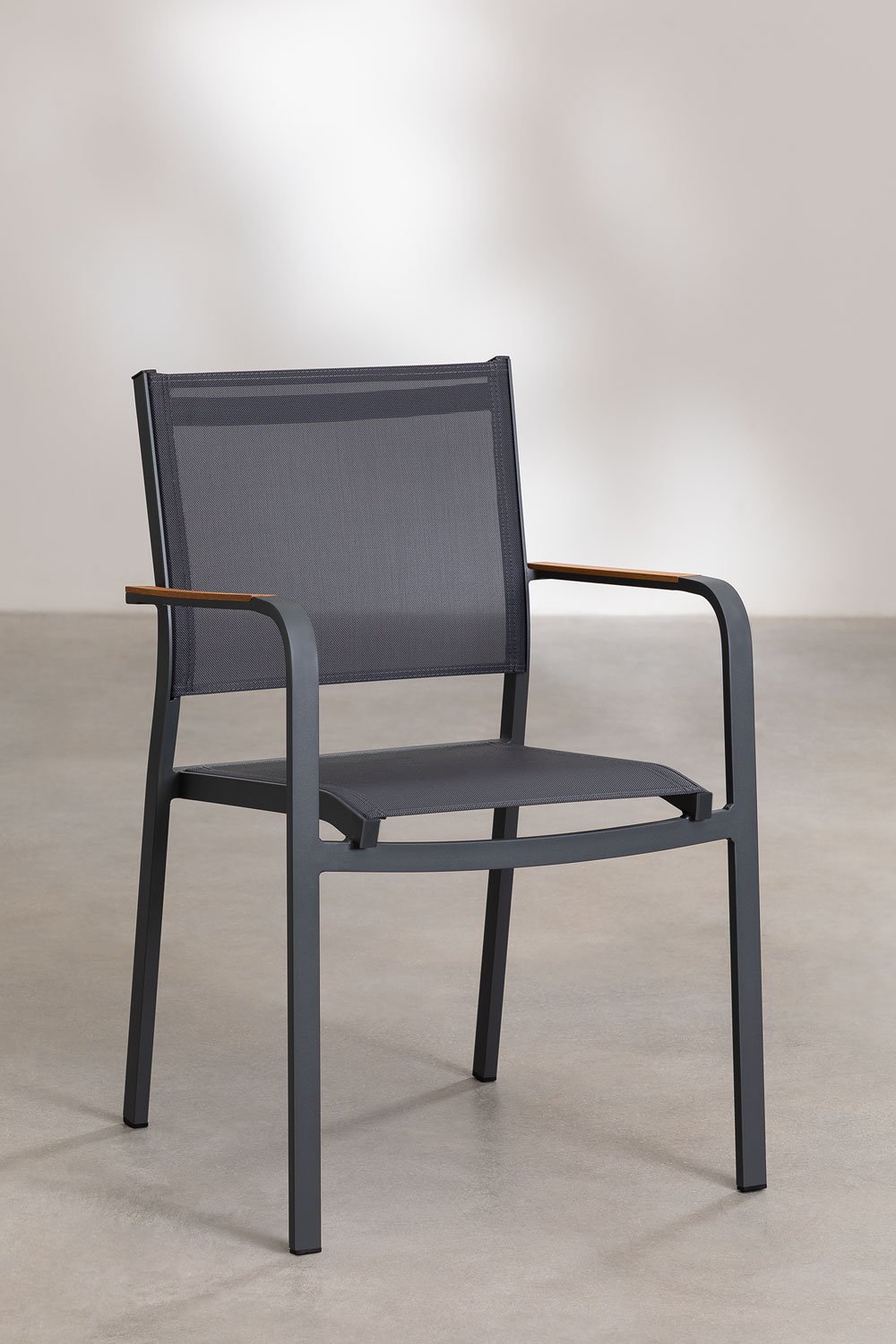Round table set Ø100 cm in eucalyptus wood and 4 stackable aluminum garden chairs Archer, gallery image 6