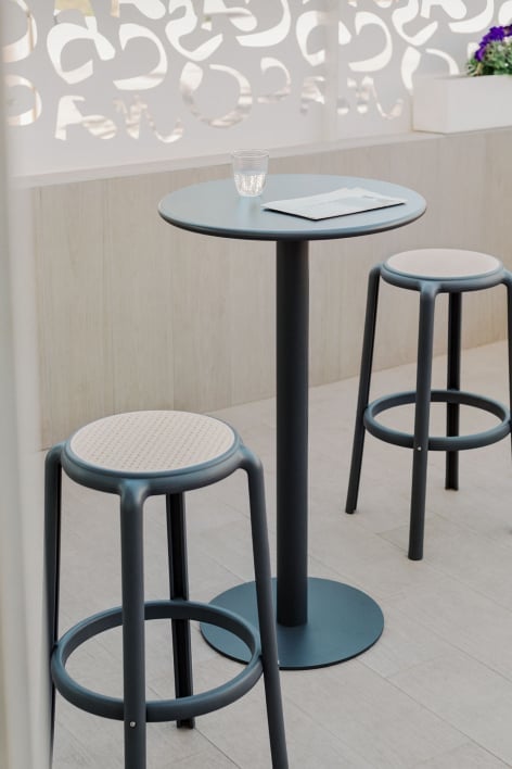 Mizzi Round Metal High Table Set (Ø60 cm) and 2 Omara High Garden Stools