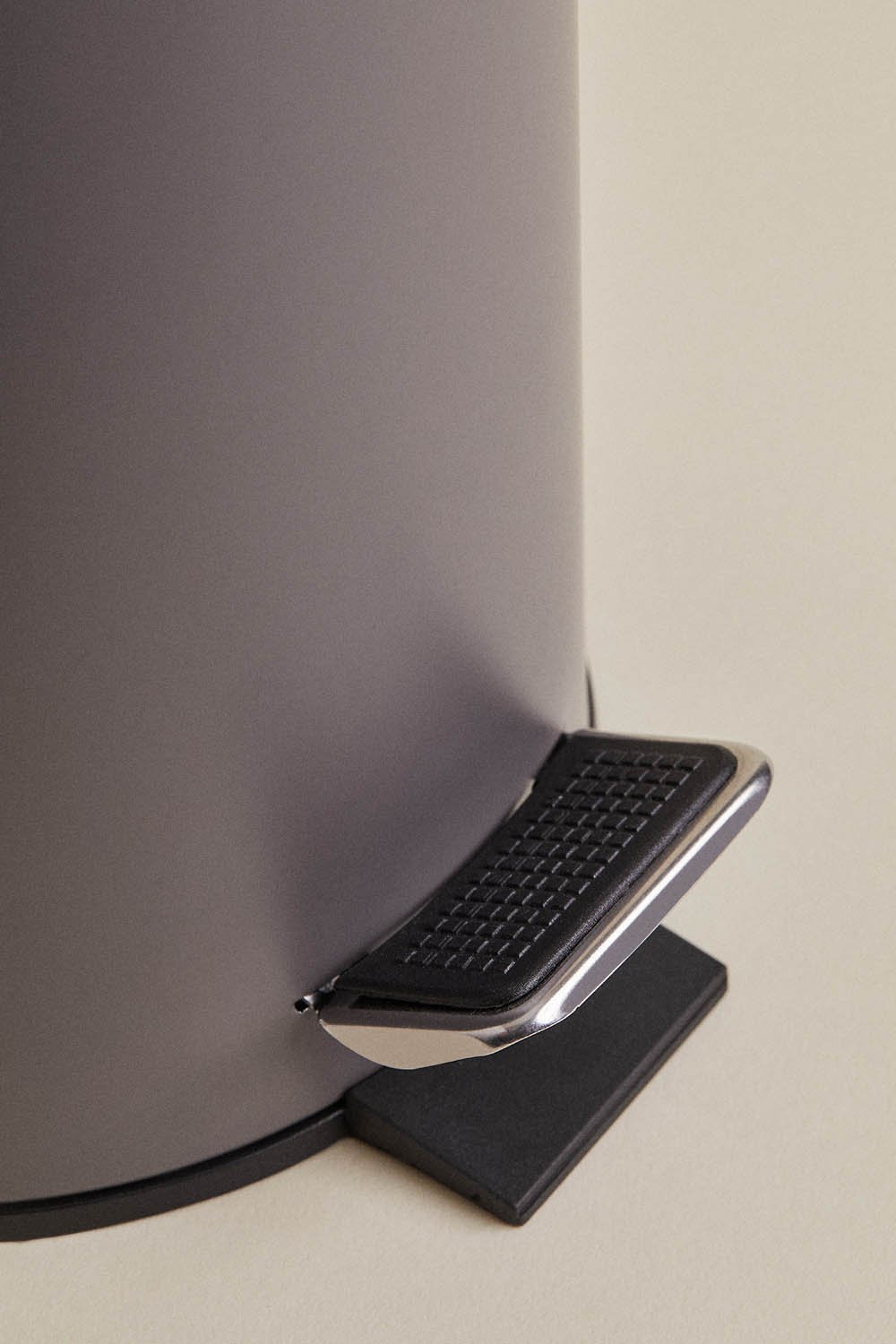 3L Eiden iron pedal bin, gallery image 4